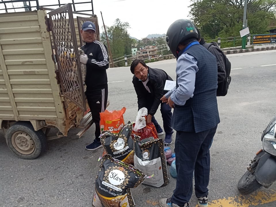 विद्यार्थी तथा मजदुरलाई राहत वितरण