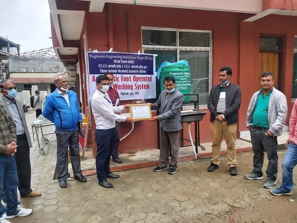 गोरखा अस्पताललाई खुट्टाले हात धुने मेसिन हस्तान्तरण