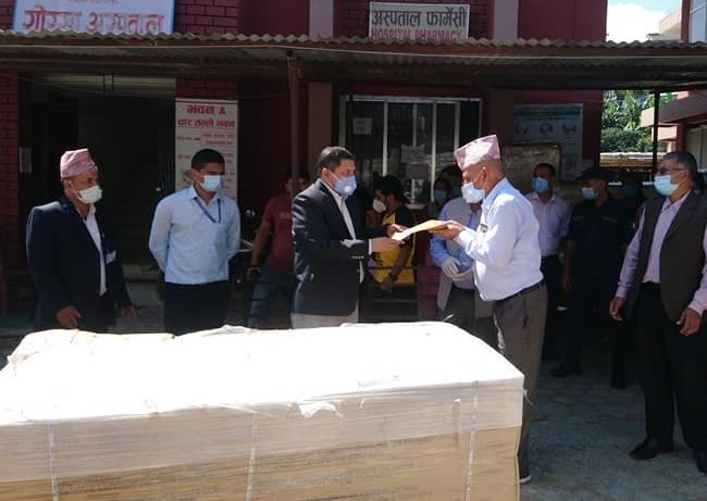 प्रबक्ता श्रेष्ठले गरे गोरखा अस्पताललाई इमर्जेन्सी डायलाइसिस मेशिन हस्तान्तरण
