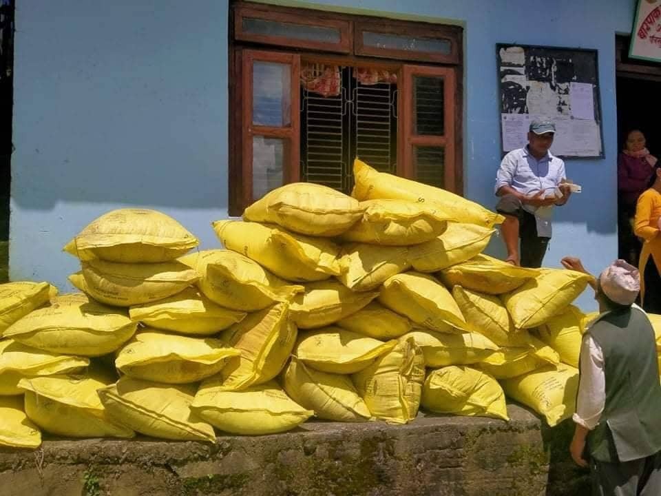 बारपाक सुलिकोटले  कृषकको घरघरमा पुर्यायो ढुवानी अनुदानमा मल