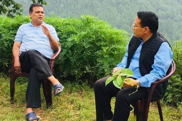 पूर्व सभामुख कृष्णबहादुर महरा र ऊर्जामन्त्री वर्षमान पुनबीच रोल्पामा भेटवार्ता