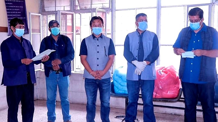 नेपाल तरुण दलद्वारा अस्पतालहरुमा पिपीई र माक्स सहयोग
