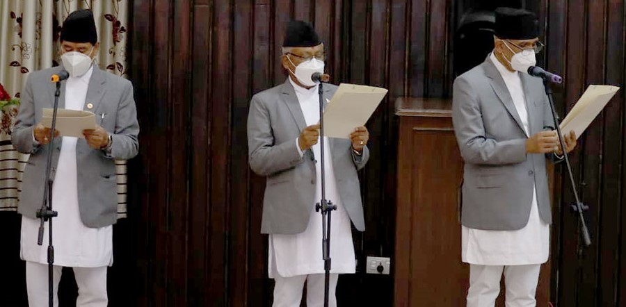 नवनियुक्त  मन्त्रीले गरे शपथ ग्रहण