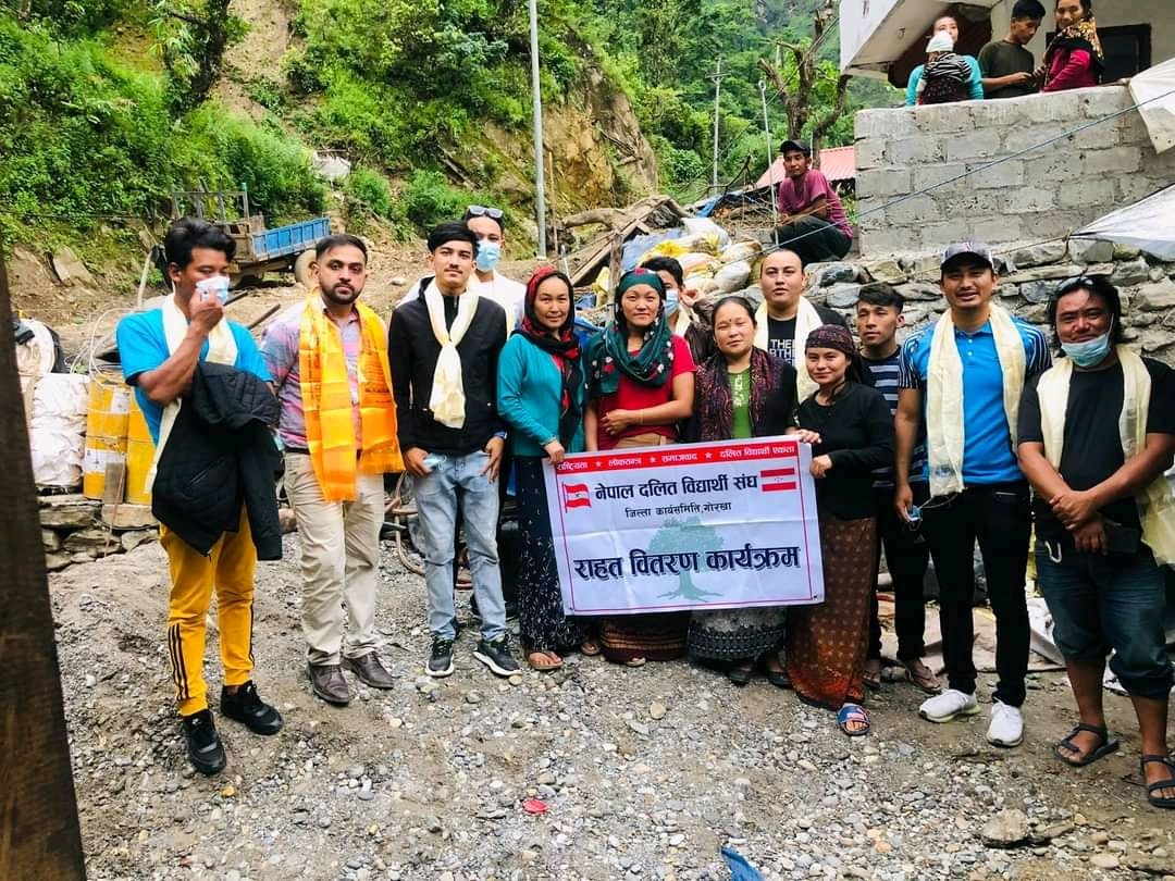 बाढिपिडितको घाउमा मलम लगाउदै नेपाल दलित विद्यार्थी सङ गोरखा
