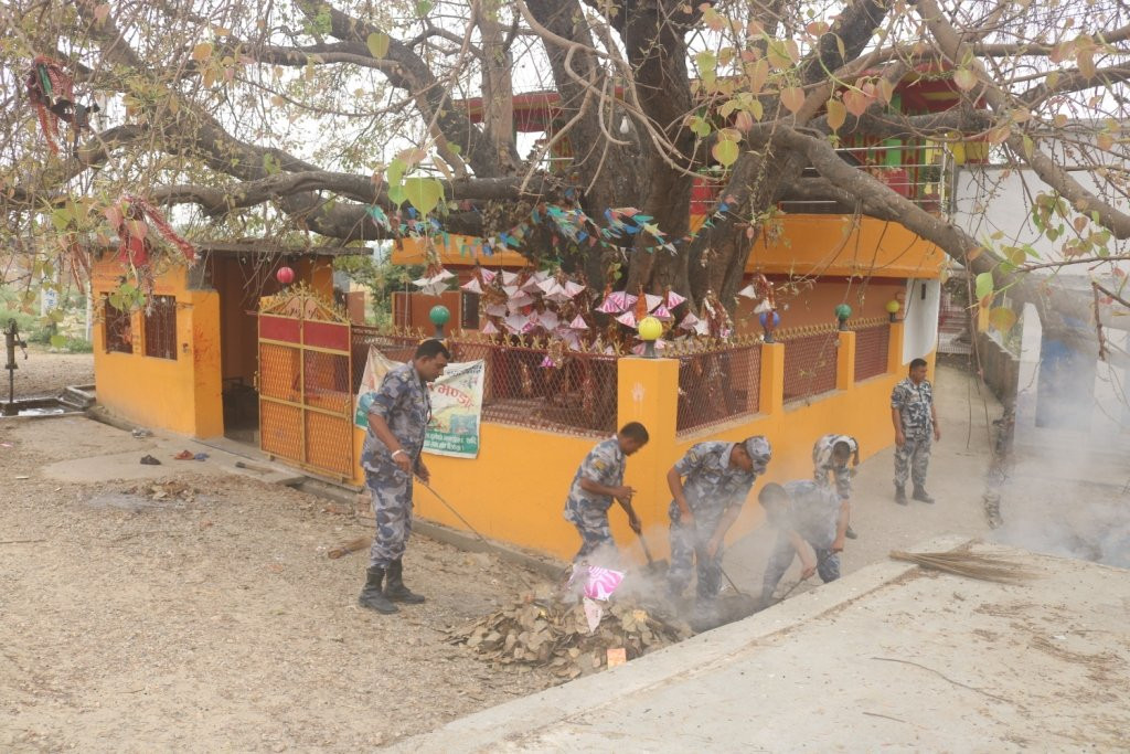 यो कस्तो बाध्यता : हतियार बोक्ने हातमा झाडु