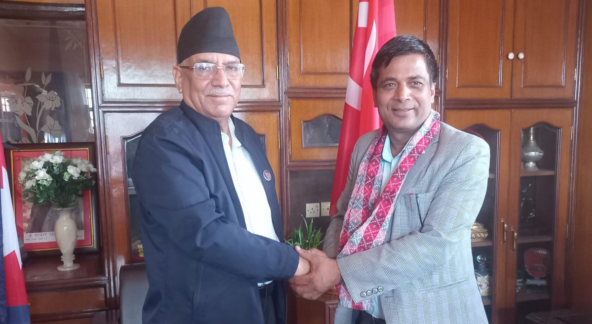 माओबादी अध्यक्ष प्रचण्ड र पालुङटारका मेयर बिच बाढी नियन्त्रण र स्मार्ट सिटीका बिषयमा छलफल