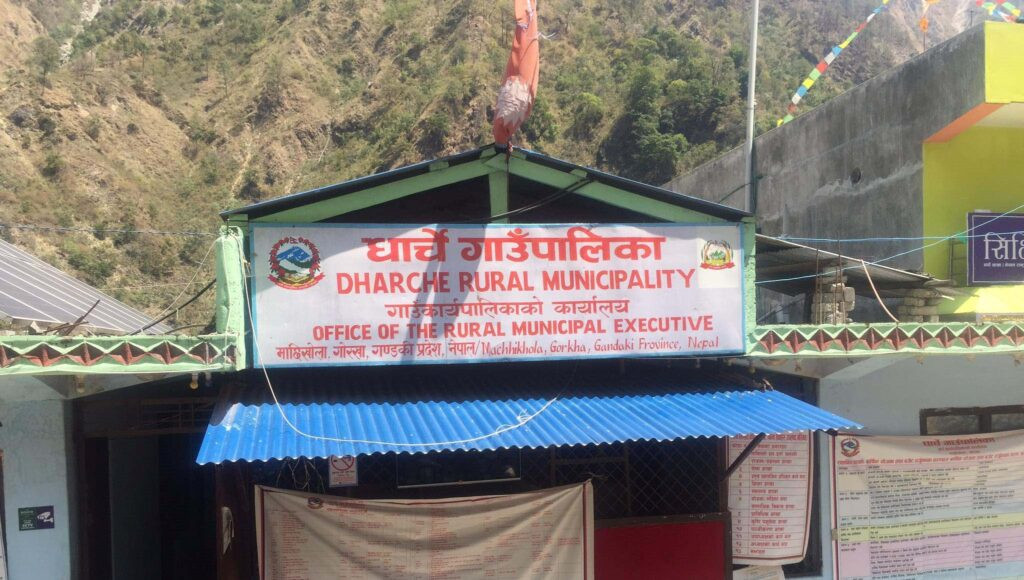 धार्चे गाउँपालिकाले करार कर्मचारी हटाउने निर्णय गरेपछि कर्मचारी आन्दोलित !