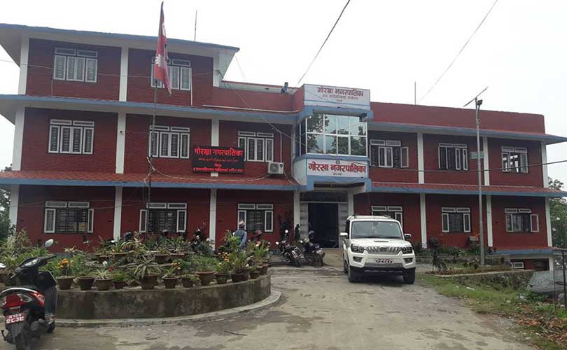 गोरखा नगरपालिकाले आफुखुशी गरेकाे १६ कर्मचारीकाे पद घटुवा