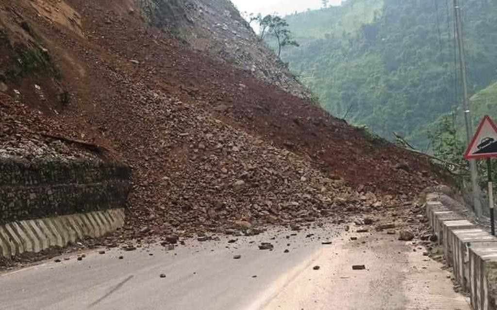 पहिरोले दशरथचन्द राजमार्ग अवरुद्ध, यात्रु अलपत्र