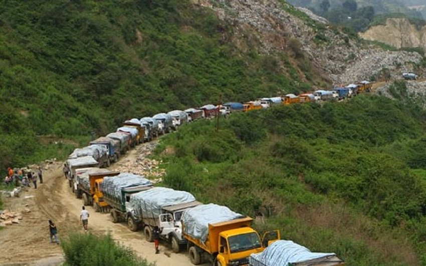 बञ्चरेडाँडामा फोहोर फाल्न स्थानीयद्वारा रोक