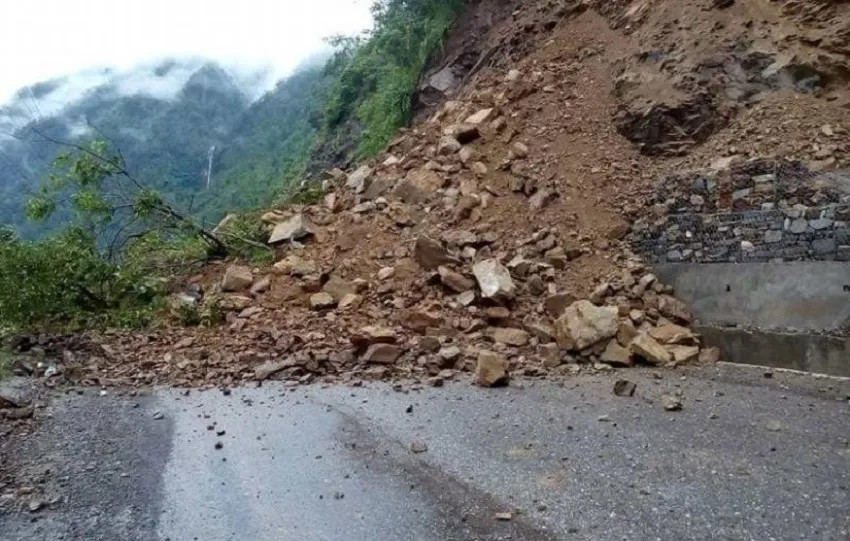बाढीले सडक बगाउँदा जनजीवन कष्टकर