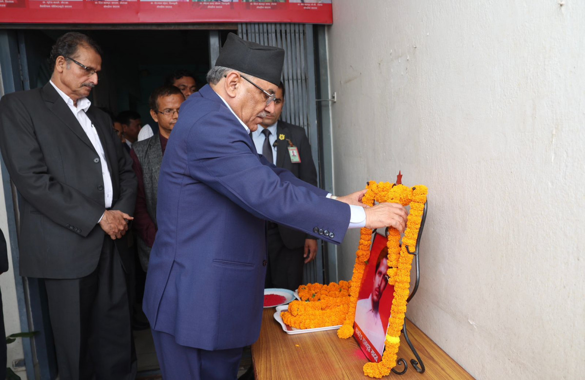 प्रधानमन्त्री दाहालद्वारा सहिद यादवप्रति श्रद्धाञ्जली अर्पण