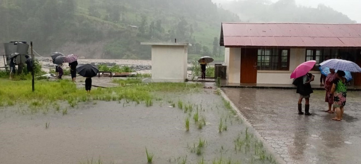 हेलम्बु मेलम्चीमा बाढी : सडक अवरुद्ध