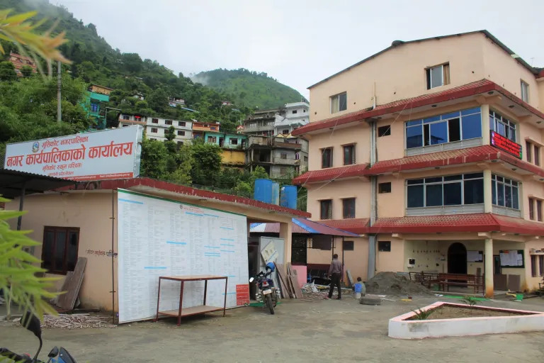 उपमेयरले शिक्षा शाखा प्रमुखलाई कुटेपछि कर्मचारीहरुले गरे नगरपालिकामा तालाबन्दी