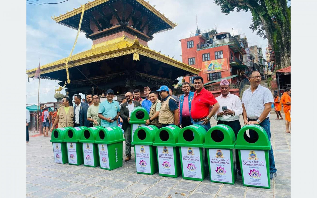 गोरखा मनकामना मन्दिरको फोहोर व्यवस्थापन गर्न डस्टविन सहयोग