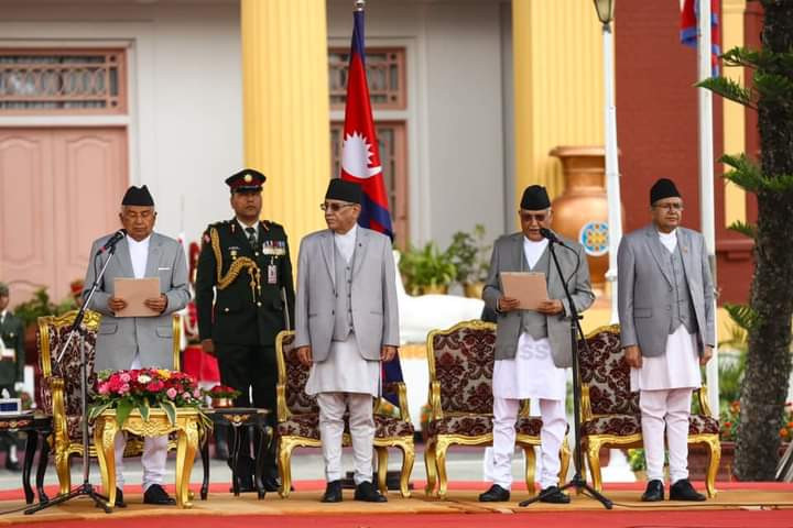 प्रधानमन्त्रीसहित २१ मन्त्रीले लिए सपथ