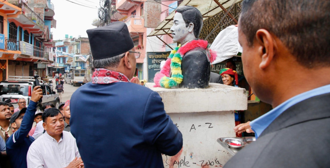 पत्रकार डेकेन्द्र थापाको सालिकमा प्रचण्डको माल्यार्पण
